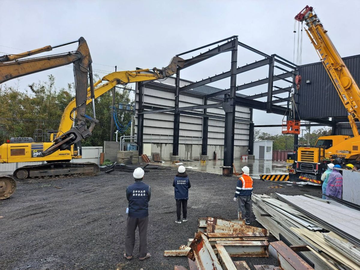 ▲中市都發局假日照常取締農地施工中違建強制拆除(圖／都發局提供2022.4.3)