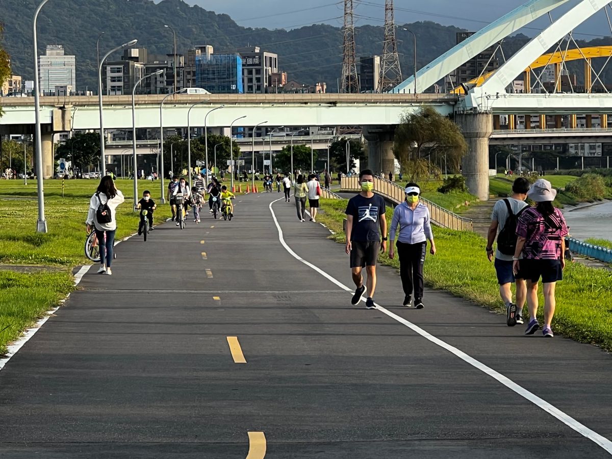 ▲夾心世代難為！根據調查，台灣女性不只為自己寧願犧牲自己的生活品質，也不願減少孩子出遊經費。（圖／張勵德攝）