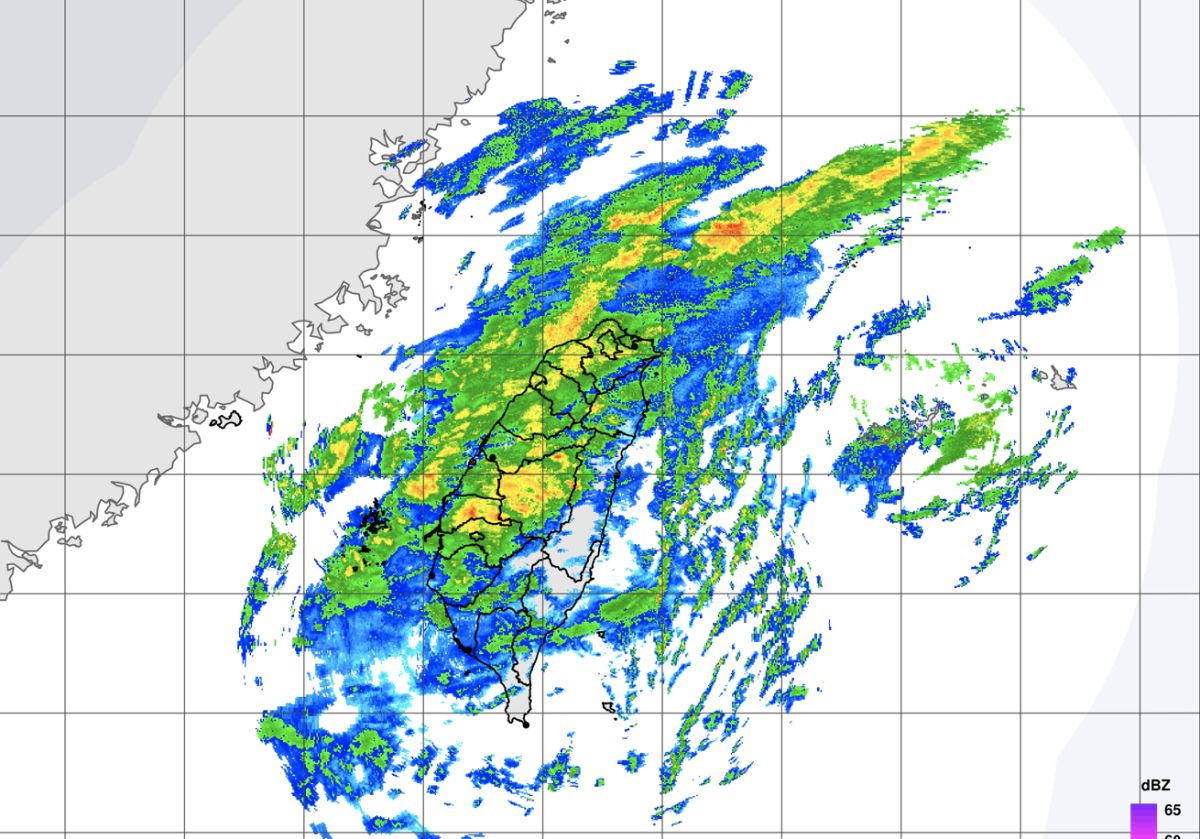 ▲受到大陸冷氣團及華南雲雨區東移影響，清明連假前兩天全台各地濕冷，氣象局預估，這播降雨要到週日傍晚之後才會逐漸趨緩。（圖／翻攝中央氣象局官網）