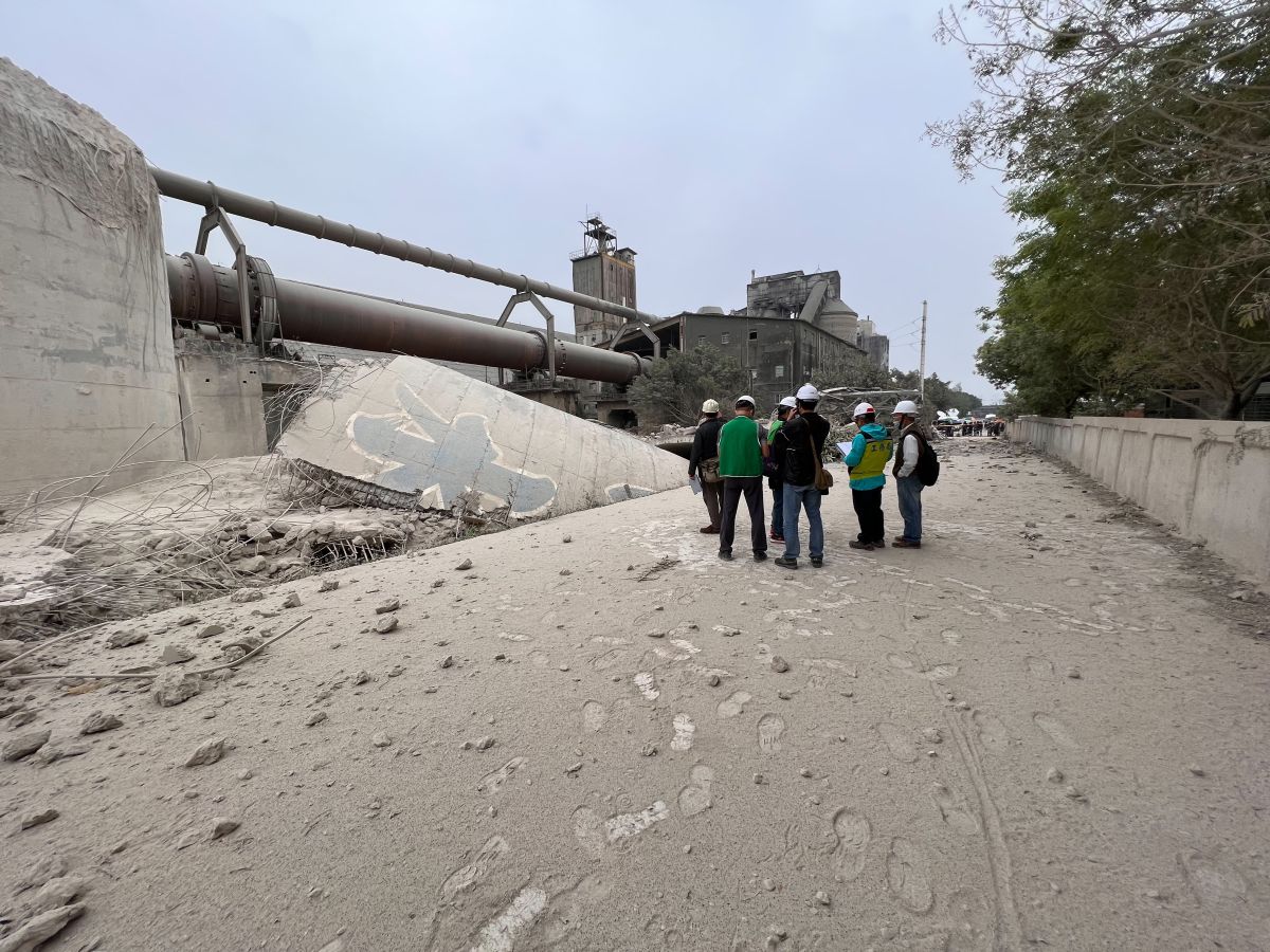 ▲今（2）日高雄市政府工務局邀集勞工局、高雄市建築師公會、高雄市土木技師公會及高雄市結構工程工業技師公會至現場勘查。（圖／高雄市工務局提供）