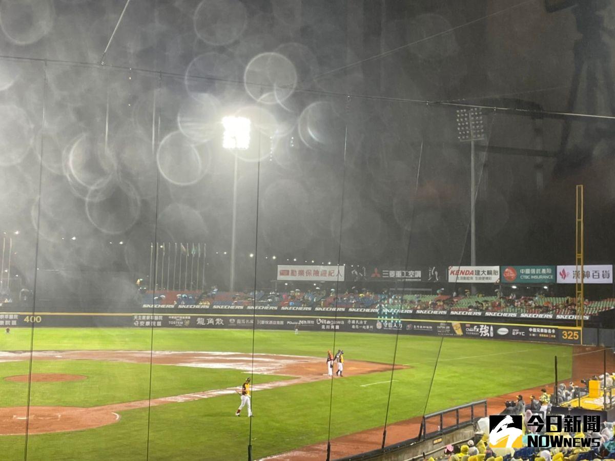 ▲中職開幕戰外野燈具故障。（圖／吳政紘攝）