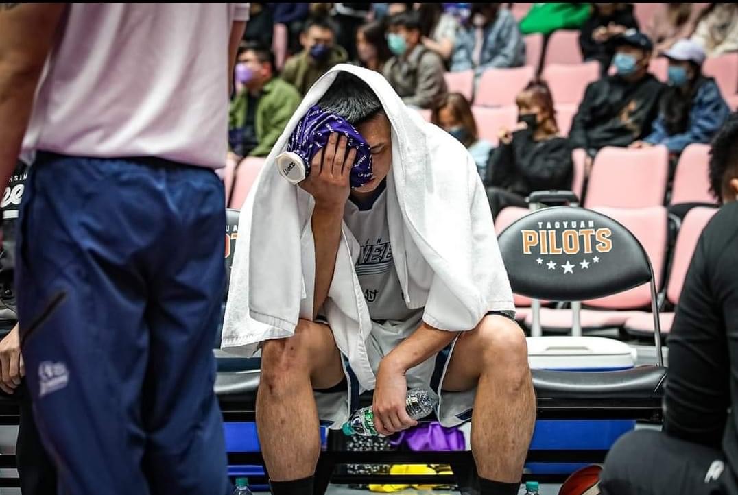 ▲林宜輝被羅賓森惡意犯規下場休息。（PLG提供）