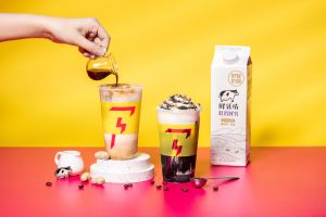 盤點連假「速食、手搖飲優惠」!星巴克全品項第二杯半價 ▲FLASH COFFEE連續8天、橫跨連假一路到開工,推出「全品項第二杯半價」優惠。(圖/FLASH COFFEE提供)