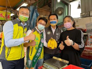 立委林俊憲陪同朱正軒、朱明宏掃街拜票 ▲立委林俊憲陪同朱正軒、朱明宏掃街拜票(圖/記者張振興攝,2022,04,02)
