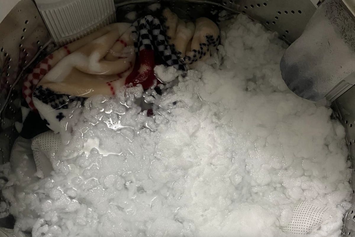 ▲有女網友表示，她把兒子的枕頭拿去洗衣機清洗，卻忘了使用洗衣袋，一開蓋就發現悲劇。（圖／翻攝自爆怨2公社）