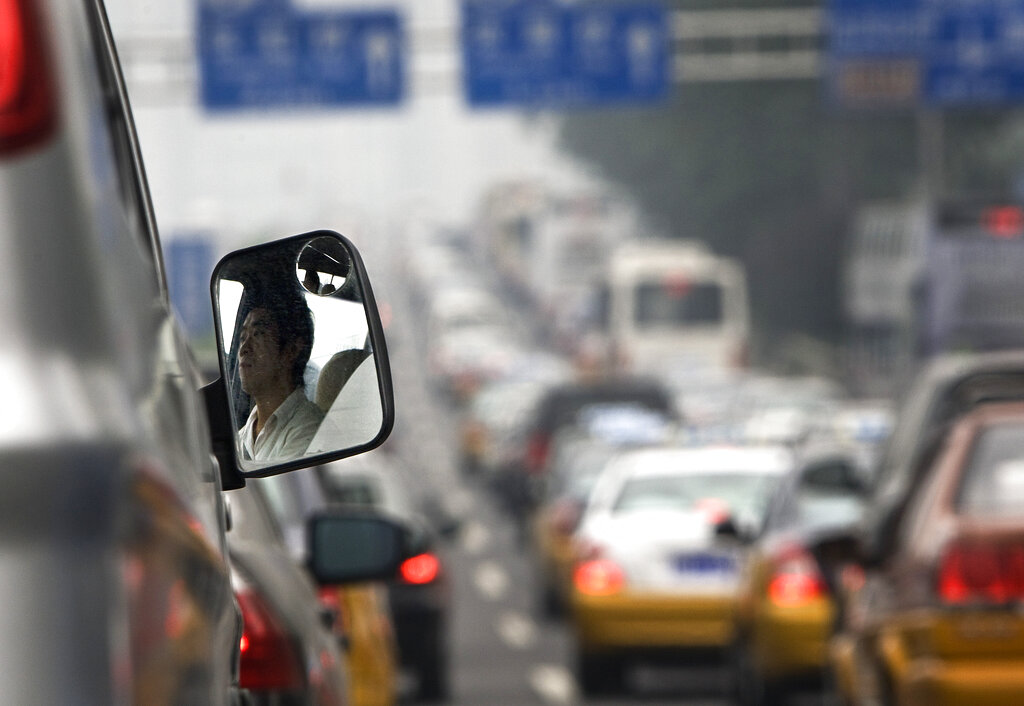 ▲中國東北因防疫進行高速公路管控，大量車輛無法藉交流道閘道離開，只能停在出口處形成長排車龍，也有貨車司機被迫滯留高速公路休息站、被迫吃饅頭充飢。資料照。（圖／美聯社）