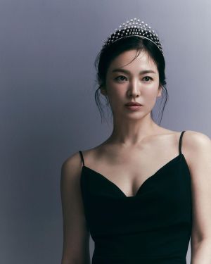 宋慧喬 ▲宋慧喬為知名珠寶拍廣告,深V禮服大秀事業線。(圖/翻攝宋慧喬IG)
