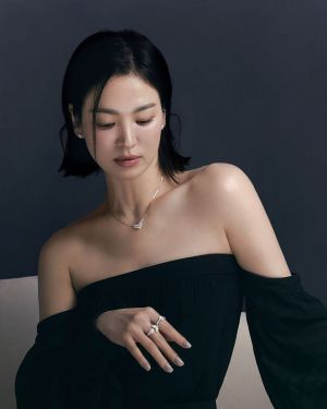 宋慧喬 ▲宋慧喬不經意流露嫵媚又性感的成熟感。(圖/翻攝宋慧喬IG)