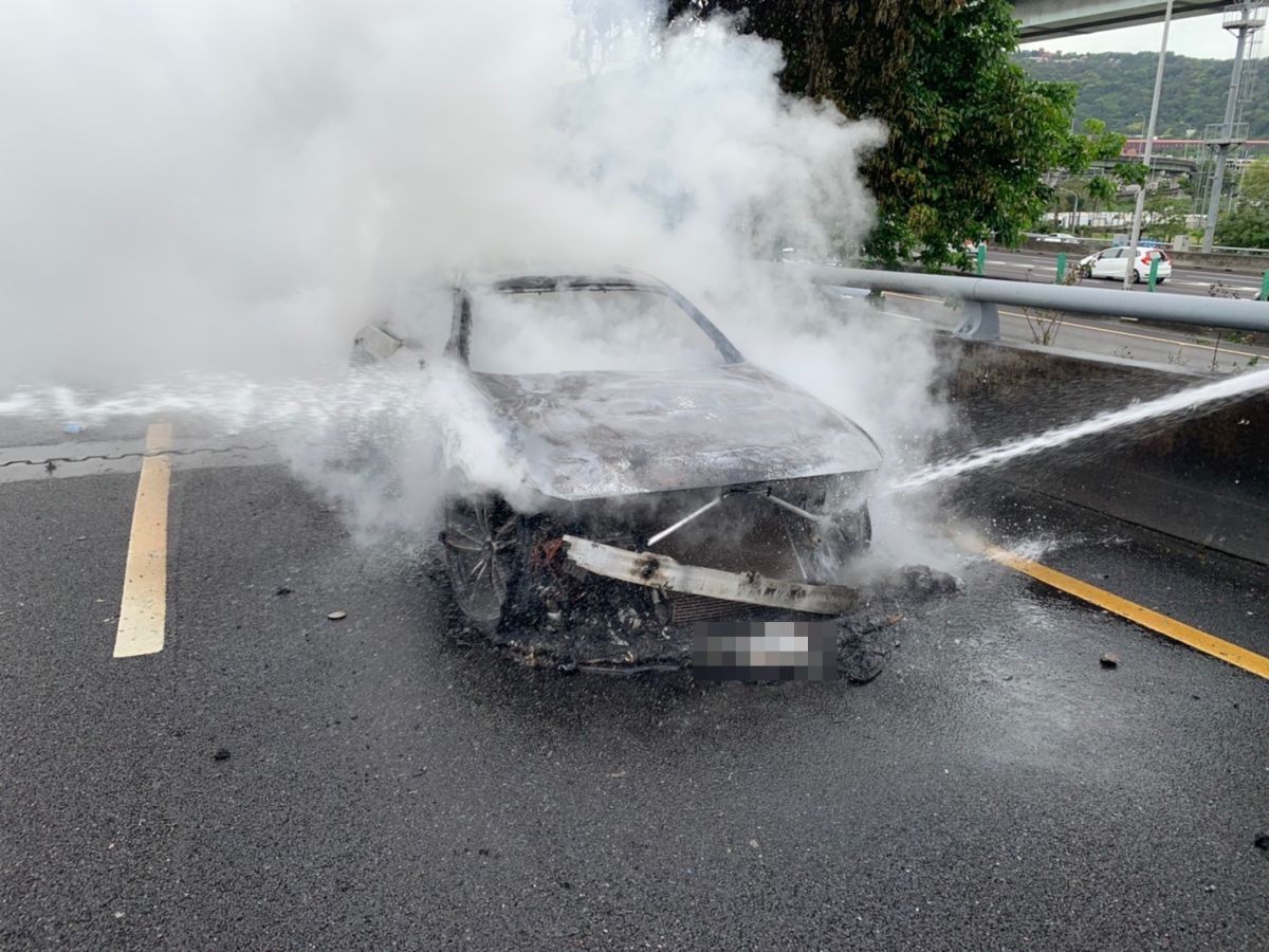 ▲今（3）日下午國道1號汐五高架發生一起火燒車事故，火勢猛烈將轎車燒成廢鐵，幸好車上4人及時逃出，沒有受傷。（圖／翻攝畫面）