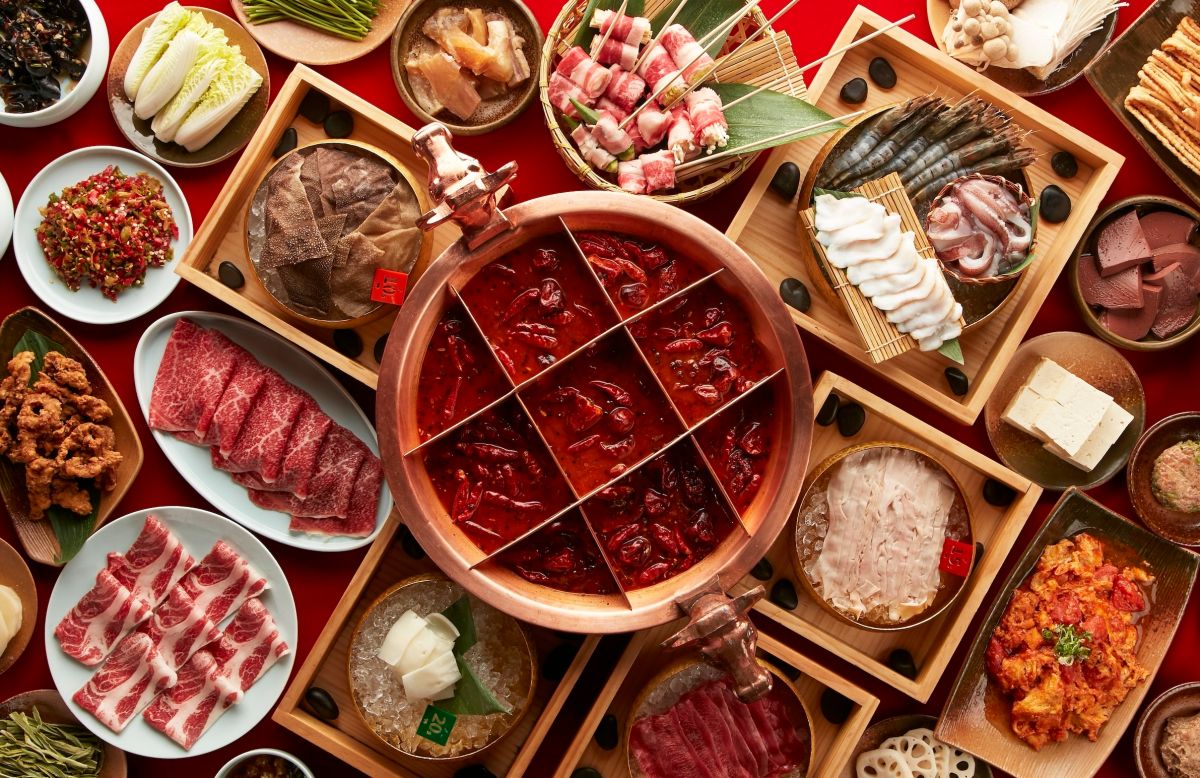 ▲乾杯集團旗下火紅的「麻辣45」進軍新光三越台中中港店，以全台唯一100%和牛油而製的重慶麻辣鍋，原汁原味重現道地的重慶風味，歡慶開幕推出「日本和牛片」買1送1優惠。王品集團也將在4月中以全新頂級燒肉餐酒館「最肉」，進軍公益路餐飲一級戰區，主打100%澳洲全血和牛搭配專屬調酒，預料將為台中掀起美食激戰。（圖／乾杯集團提供）