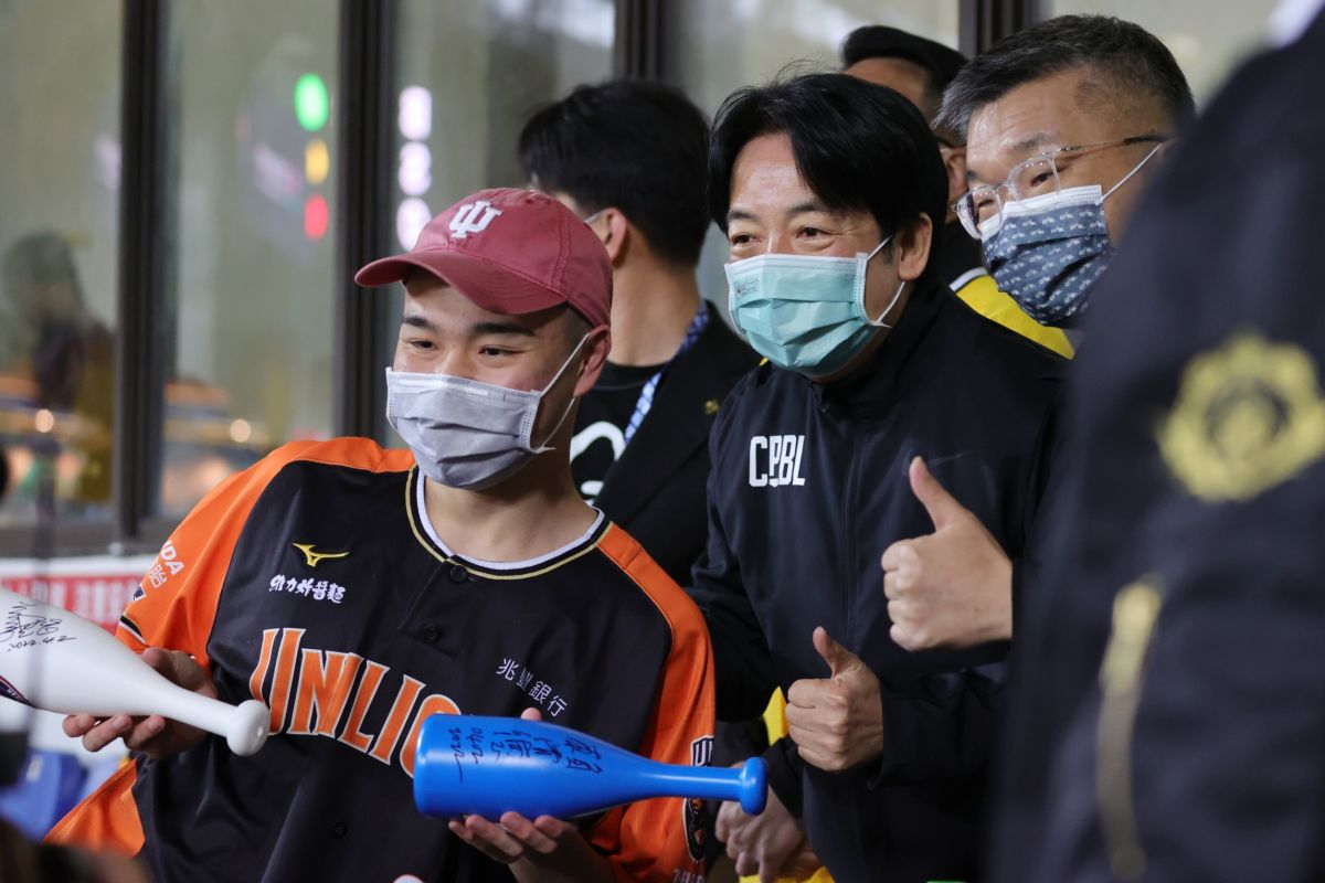 ▲副總統賴清德赴台中洲際棒球場觀看職棒33年開幕戰，比賽因雨暫停的同時，他與現場球迷熱情互動。（圖／總統府提供）