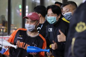 賴清德赴台中洲際棒球場觀看職棒33年開幕戰,比賽因雨暫停的同時,他與現場球迷熱情互動。 ▲副總統賴清德赴台中洲際棒球場觀看職棒33年開幕戰,比賽因雨暫停的同時,他與現場球迷熱情互動。(圖/總統府提供)