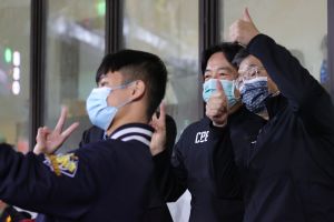 賴清德、蔡其昌與球迷拍攝「動動」限時動態。(圖/總統府提供) ▲賴清德、蔡其昌與球迷拍攝「動動」限時動態。(圖/總統府提供)