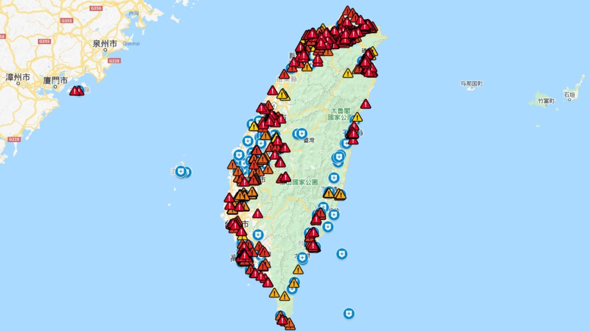 ▲網友自製的全台確診足跡地圖，三角型的示警圖，更是塞爆全台。（圖／翻攝Google Map）