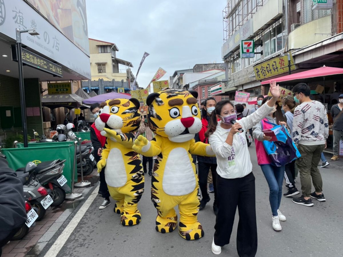 ▲邱議瑩服務處為宣傳今天下午紙風車劇團的演出活動，特別由將參加高雄大旗美區市議員初選的林慧欣陪同「愛虎」們，一同前往活動場地邀請大家前往觀賞表演。（圖／邁向過半大聯盟提供）