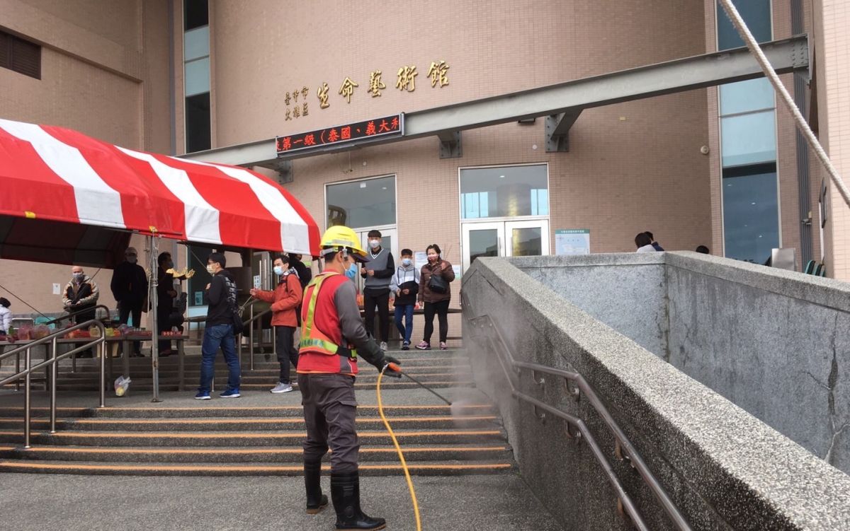 ▲台中市環保局到有確診者足跡的大雅生命藝術館進行清消。（圖／台中市政府提供，2022.04.03）