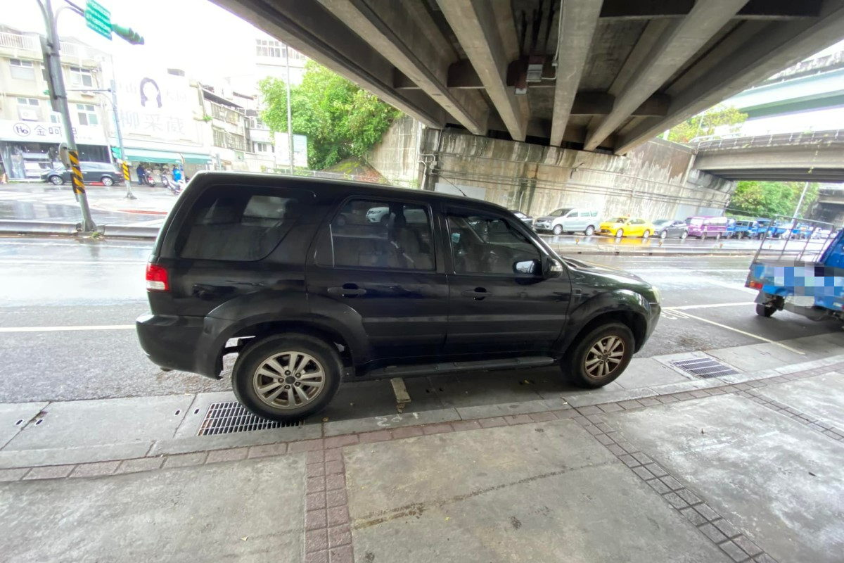 ▲一名網友發現路邊一輛黑色休旅車一次霸占兩個停車格，而罰單曝光後網友一面倒喊讚！（圖／翻攝自《爆怨2公社》）