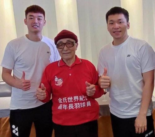 ▲台灣首面羽球奧運金牌「黃金男雙」李洋/王齊麟擔綱宣傳大使與百歲人瑞林友茂先生合影。（圖／官方提供）