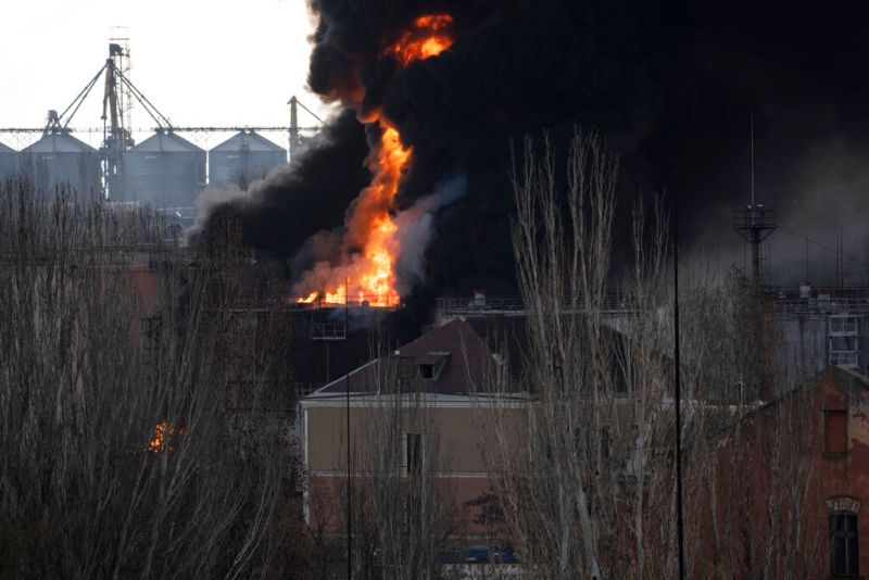 烏克蘭敖德薩港遭空襲　爆炸濃煙與火光接踵而至
