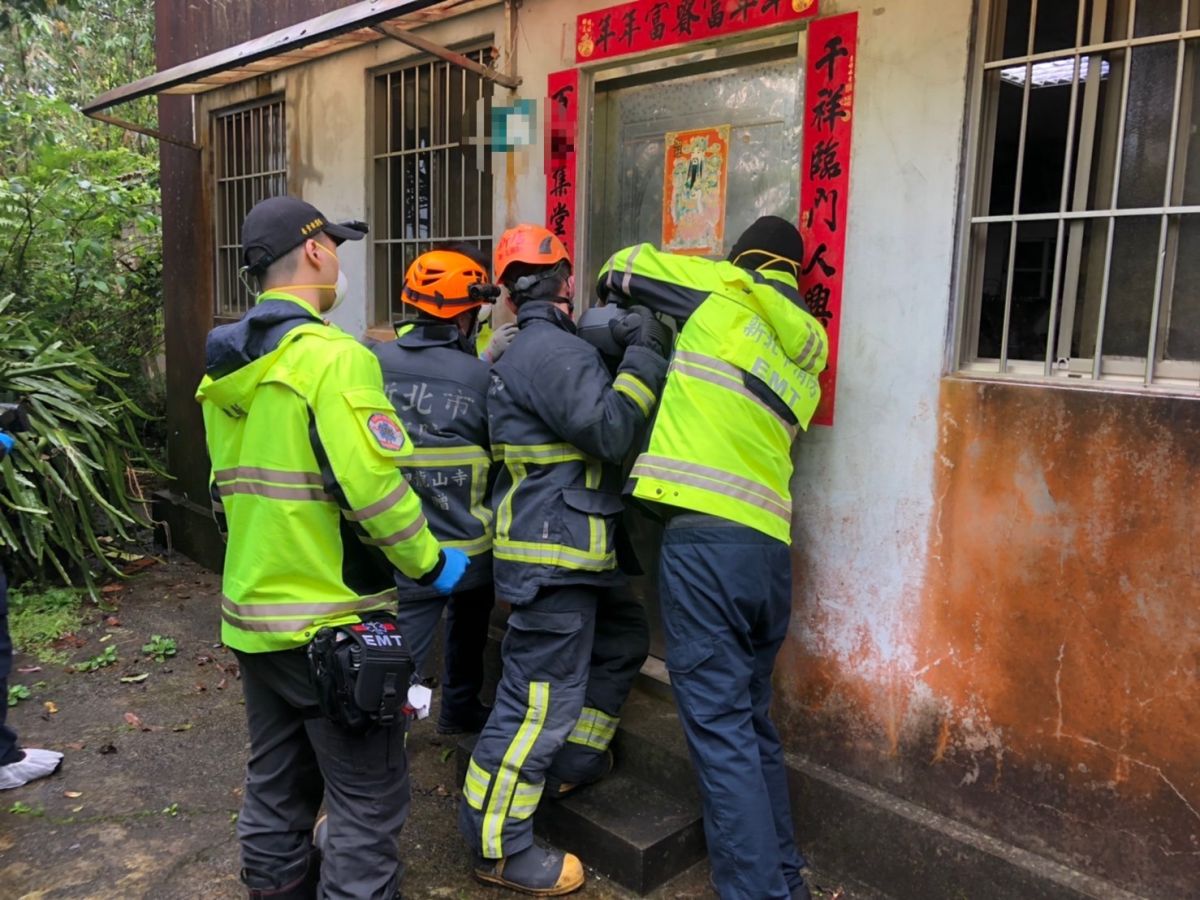 ▲1名獨居的高姓男子倒在家中客廳死亡。（圖／翻攝畫面）