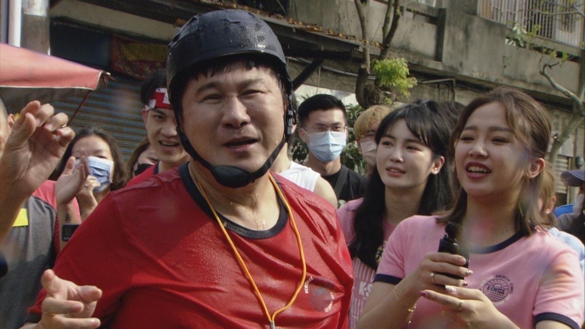 ▲胡瓜（左）在嘉義與確診者同場錄影。（圖／民視提供）