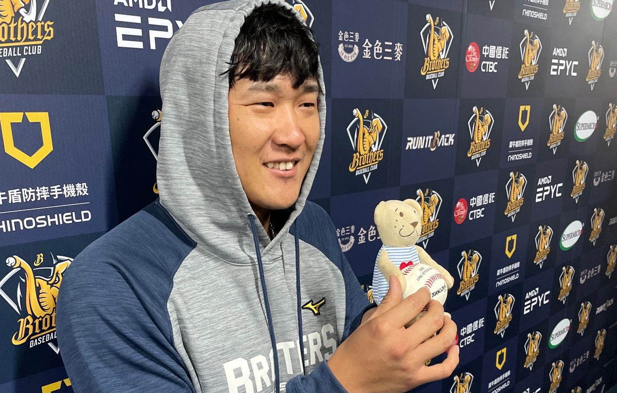 ▲中信兄弟許基宏開轟後，開心拿出幸運小熊。（圖／吳政紘攝）