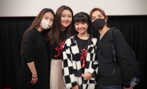 Selina ▲Ella(右)的和Hebe(左)以實際行動到電影院支持Selina(中)的電影《頭七》,右二為吳以涵。(圖/翻攝Selina臉書)