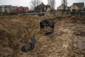 ▲烏克蘭軍方在布查鎮的亂葬岡中發現上百具平民遺體。（圖／美聯社／達志影像）