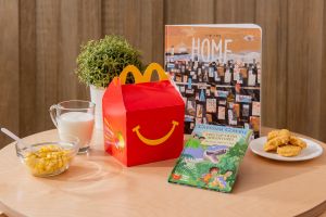 ▲麥當勞今（4）日首次舉辦麥麥共讀日，買Happy Meal麥麥盒除可獲得原先每月的雙語讀本，另加送國際首獎繪本《HOME》。（圖／業者提供）
