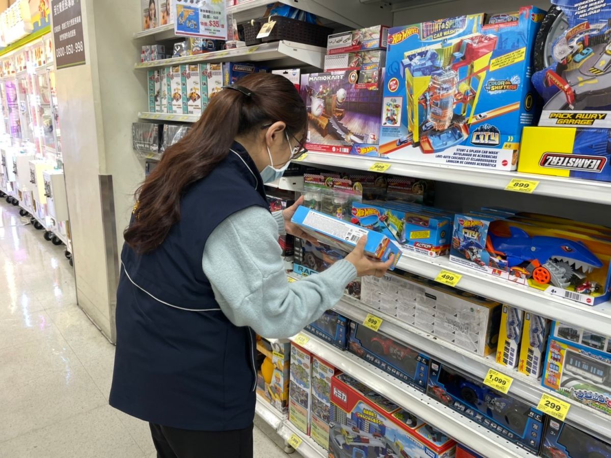 ▲兒童玩具通路業者不得販售標示不清、未標示商品檢驗標識的商品，經查獲若業者在限期內未改善，可依商品標示法處2萬至20萬元罰鍰。(圖／經發局提供2022.4. 4)