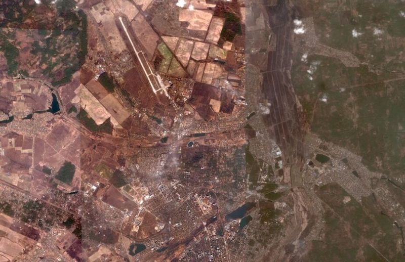 ▲美國民間企業馬薩爾科技說，衛星影像顯示，基輔市郊布查鎮教堂的地面有挖一條約13.7公尺長的壕溝。（圖／翻攝自Maxar Technologies網頁）