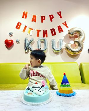 ▲江宏傑為3歲的KOU準備了雪寶造型蛋糕慶生。（圖／翻攝江宏傑IG）