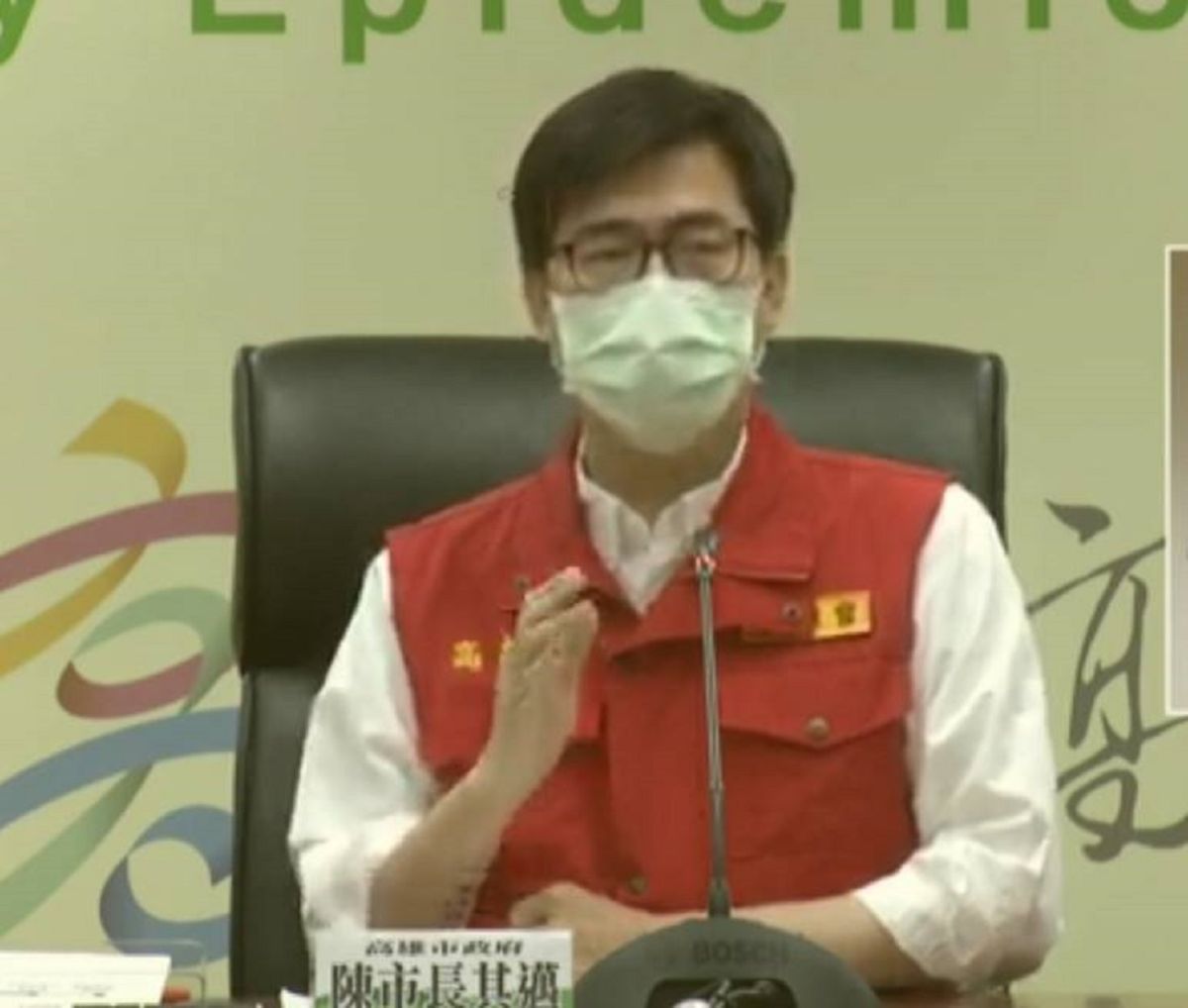 ▲市長陳其邁表示，案24685是高雄人，長期在台北居住工作， 4月1日返鄉，2日凌晨到家，3日接獲台北同事通知確診，於4日凌晨確診，經與中央討論後，該案會重新歸列屬新北市。（圖