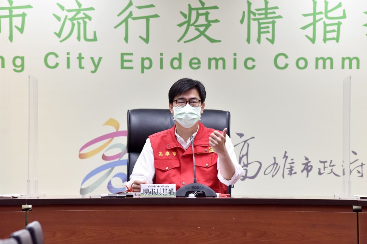 ▲為避免清明節連假南北移動造成疫情擴散，高雄市長陳其邁宣布宣布4月6日開學與國營事業開工日，相關防疫措施加嚴。（圖／高市府提供）