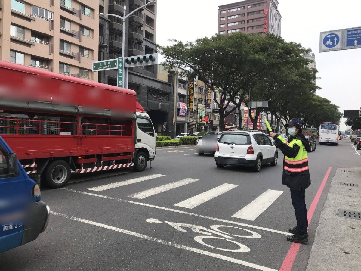 ▲高市府民政局、交通局為讓民眾清明節期間掃墓行程一路順暢，將於清明節當日投入1711人次加強交通疏導。(圖／高市交通大隊提供)