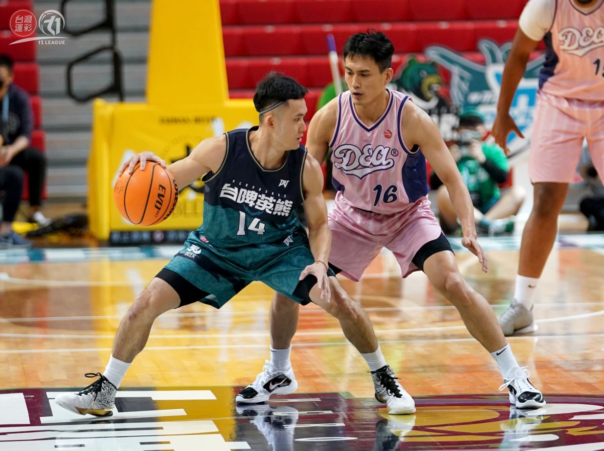 ▲蔣淯安（左）和林韋翰在場上對位。（圖／T1提供）