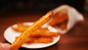 ▲多數網友都推薦摩斯漢堡的「黃金地瓜薯」最好吃，吃多不容易膩。（圖／取自「阿捷的打飯班」）