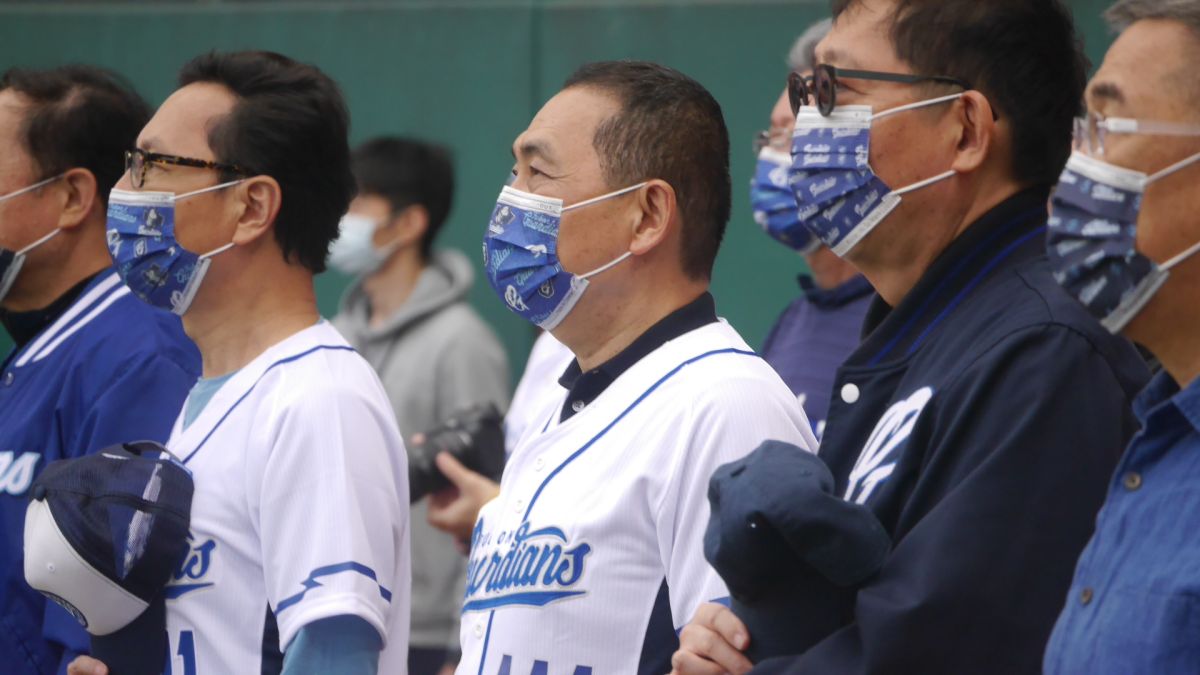 ▲侯友宜幫富邦悍將開球。（圖／吳政紘攝）