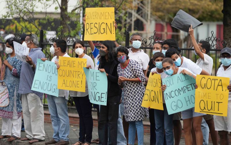 ▲斯里蘭卡經濟崩潰，民眾上街怒抗議。（圖／美聯社／達志影像）