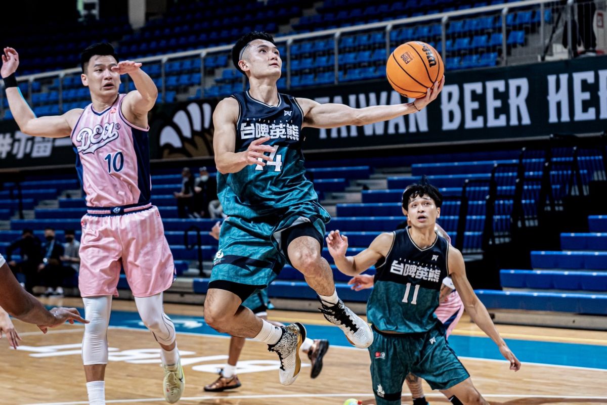 ▲台啤英熊蔣淯安首度對上林韋翰頂尖對決，拿下22分7助攻2抄截。（圖／台啤英熊提供）