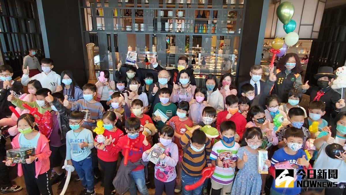 ▲由慈善家孫先生發起、高雄萬豪酒店響應，在兒童節當天邀請家扶中心百位孩童及家長齊聚一堂，享用豪享自助餐廳的多國美食。（圖／記者陳美嘉攝，2022.04.04）