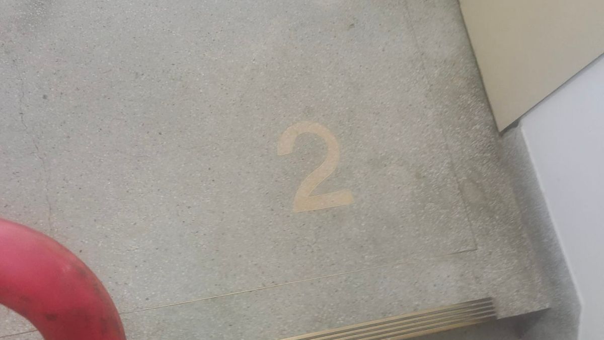 ▲公寓的地板設計，讓外送員忍不住大讚超貼心，不然會忘記自己爬到幾樓。（圖／外送員的奇聞怪事，網友授權提供）