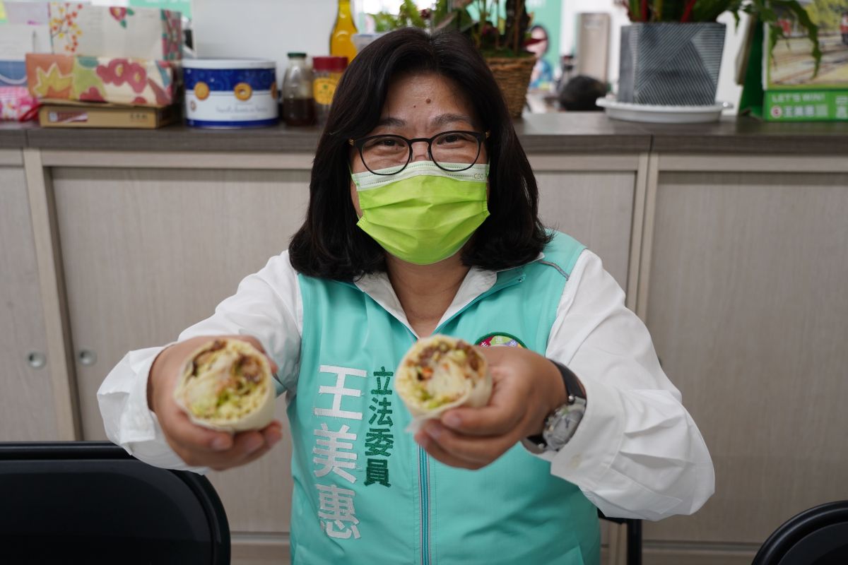 ▲立委王美惠說，從小吃的潤餅裡面，一定會包上滿滿的油麵和花生粉，吃一份就能很有飽足感。（圖／王美惠辦公室提供）