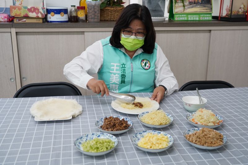 ▲立委王美惠說，從小吃的潤餅裡面，一定會包上滿滿的油麵和花生粉，吃一份就能很有飽足感。（圖／王美惠辦公室提供）