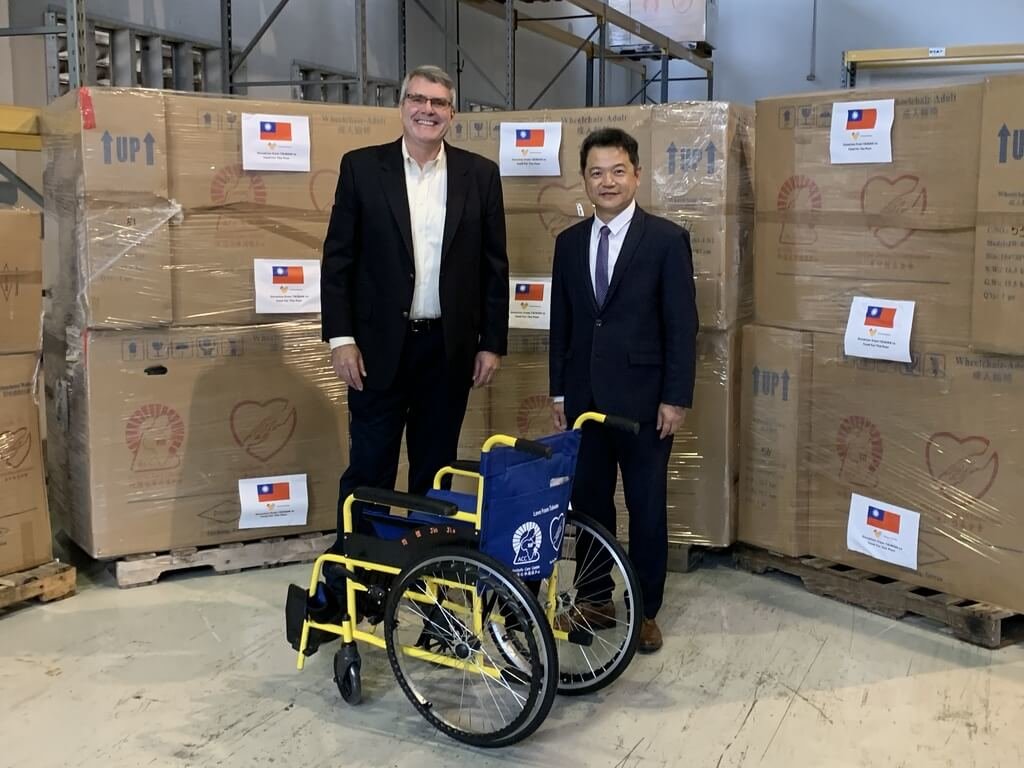 ▲為協助友邦海地行動不便的弱勢族群，駐邁阿密辦事處處長紀欽耀（右）美東時間4日代表曹仲植基金會捐贈輪椅與助行器給美國糧食濟貧組織並轉發送海地。左為美國糧食濟貧組織董事長芮恩。（邁阿密辦事處提供）中央社記者江今葉華盛頓傳真 111年4月5日