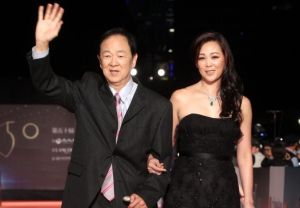 ▲王羽（左）2013年和大女兒王馨平走金馬獎紅毯。（圖／NOWnews資料照）