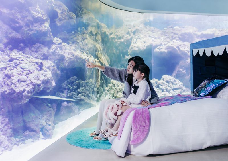 ▲下榻「珊瑚潛行」眠區，有美麗珊瑚礁陪伴入眠。（圖／COZZI Blu和逸飯店桃園館提供）