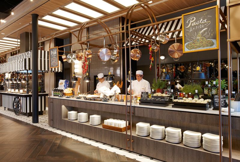 ▲探險家們可以在Cozzi Market逸・市集用餐，享受各國美食無限量供應。（圖／COZZI Blu和逸飯店桃園館提供）