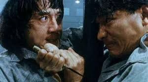 ▲成龍（左）和劉德華是電影《火燒島》主打的兩大巨星，兩人在片中有精彩的決鬥動作場面。翻攝《火燒島》畫面