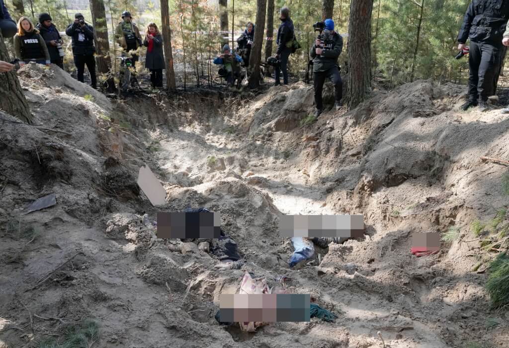 ▲莫季任鎮位於基輔西方約45公里處，記者看到鎮長1家3口陳屍的沙坑。（圖／美聯社／達志影像）